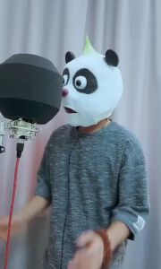 《像我这样的人》是唱作人毛不易作词、作曲并